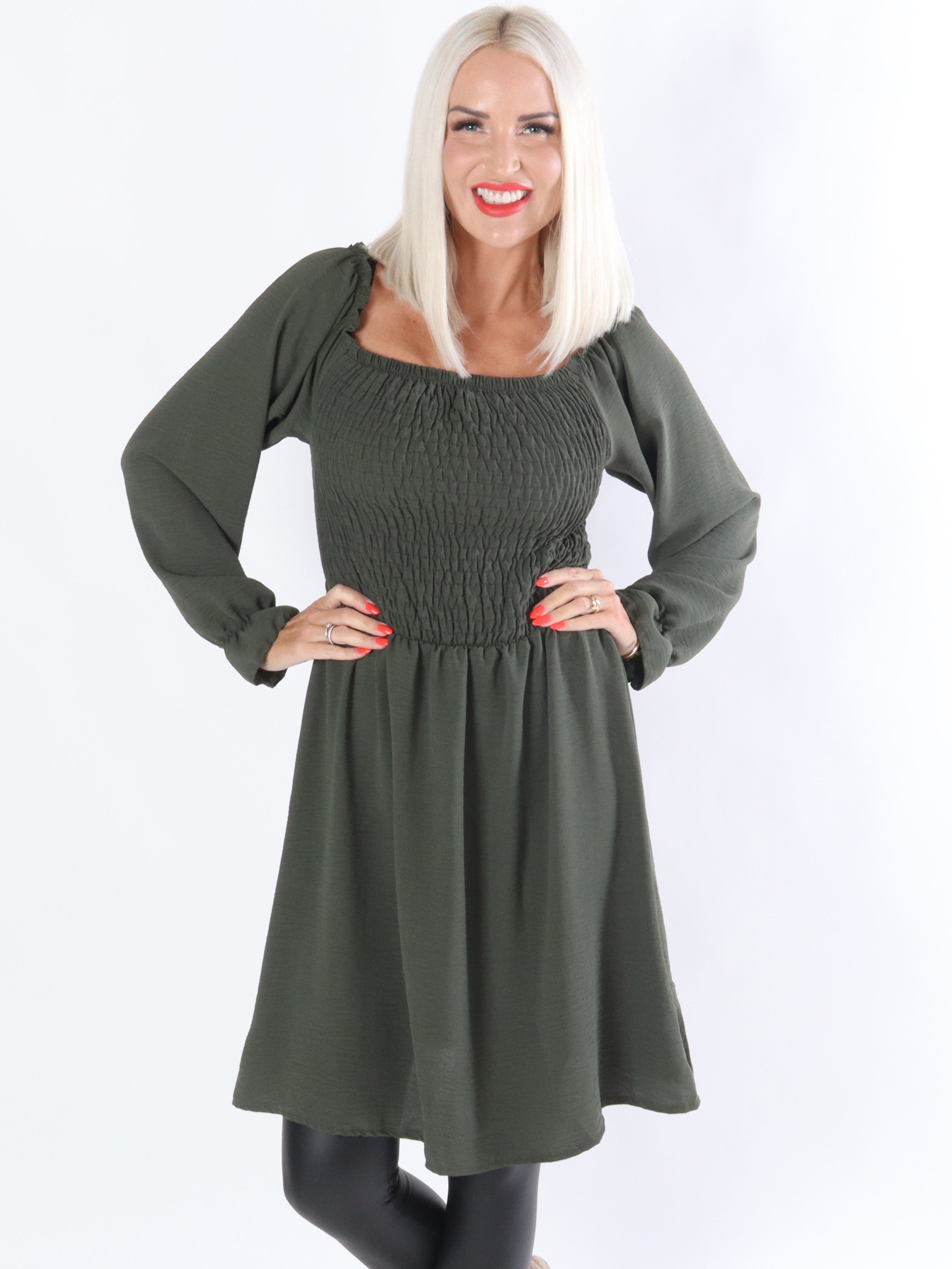 Nukaka - Armygrøn kjole med lange ærmer og smock over brystet